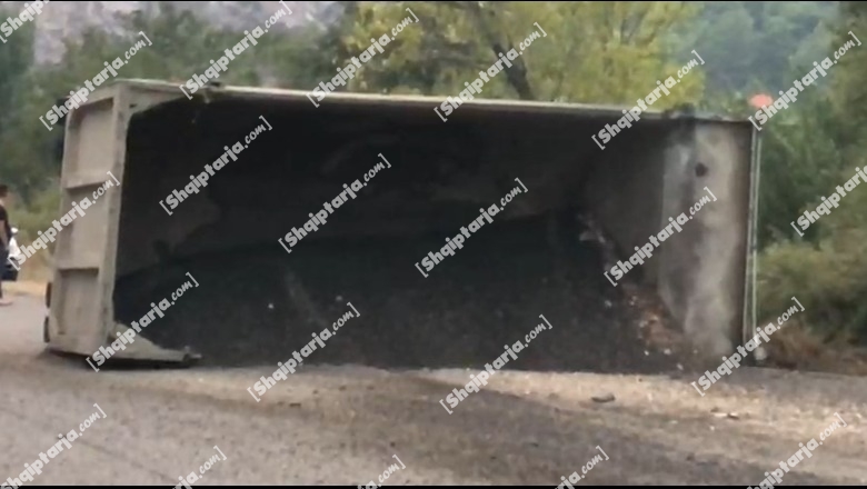 Përmbyset kamioni me inerte në Lezhë, plagoset drejtuesi