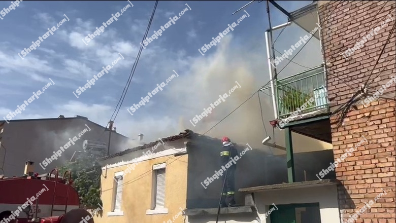 VIDEO/ Përfshihet nga flakët banesa në Korçë, zjarrfikësit në vendngjarje