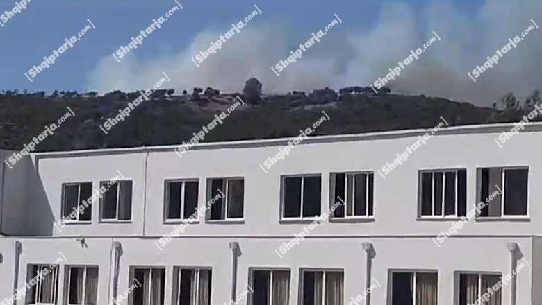 Zjarr në Kërkovë të Vlorës, flakwt favorizohen nga era! Rrezikohen dy banesa