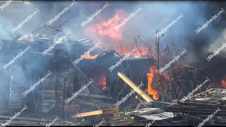Zjarr në ish-fabrikën e qelqit në Kavajë, rrezikohen disa shtëpi! Zjarrfikësit në vendngjarje