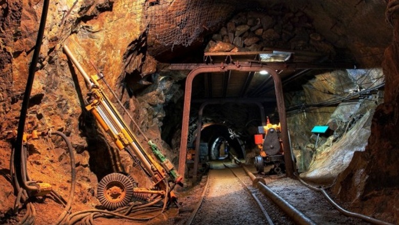 Korçë/ Penguan nxjerrjen e mineraleve nga ish-miniera e qymyrit në Bezhan, 10 nën hetim! Pretendojnë se punimet po kryhen në tokën e tyre
