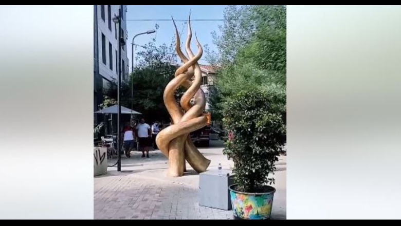 Skulptura e Adi Dules në sheshin “Bukureshti”, Veliaj: Sa bukur të shohësh artin të lulëzojë