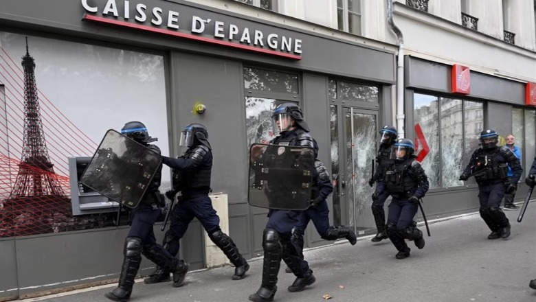 Sërish dhunë në Paris, protestuesit sulmojnë makinën e policisë
