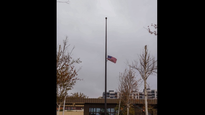 Në nder të policit të vrarë, Ambasada e SHBA-së në Kosovë ul flamurin në gjysëmshtizë