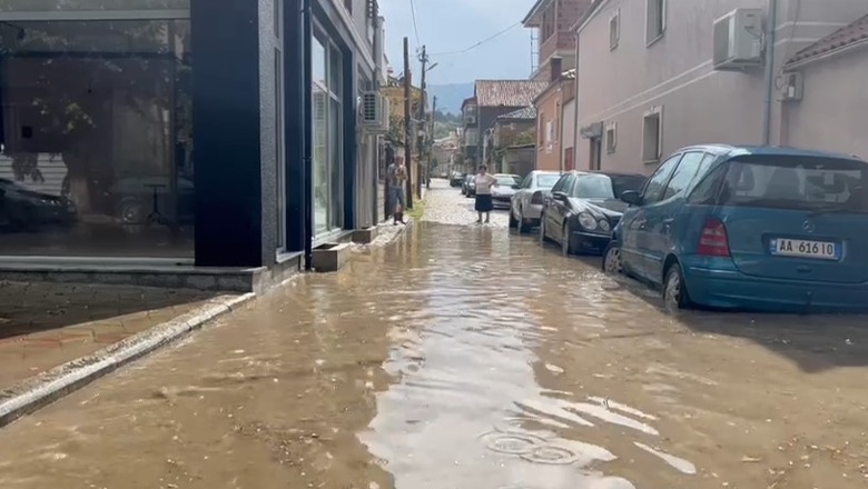 Reshje të dendura shiu në Korçë, përmbyten rrugën e qytetit! Dhjetëra fshatra mbesin pa energji elektrike