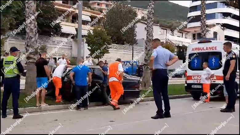 Vlorë/ Makina përplaset me pemën në Lungomare, shoferi nxirret me vështirësi nga mjeti, dërgohet në spital (Video)