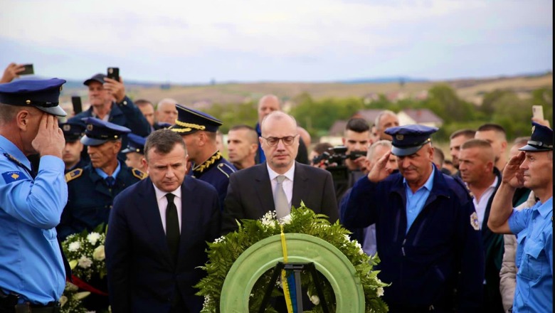 Ministri Hasani në homazhet për efektivin e vrarë në veri: Sakrifikoi jetën për sovranitetin e Kosovës