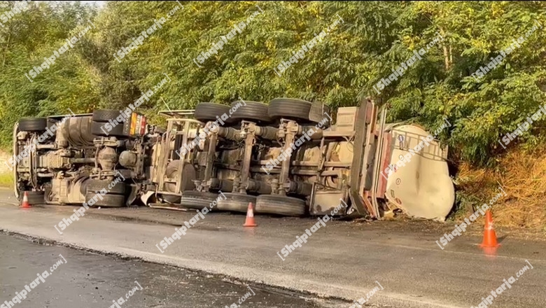 Përmbyset kamioni në aksin Fier-Levan, nuk ka të lënduar (VIDEO)