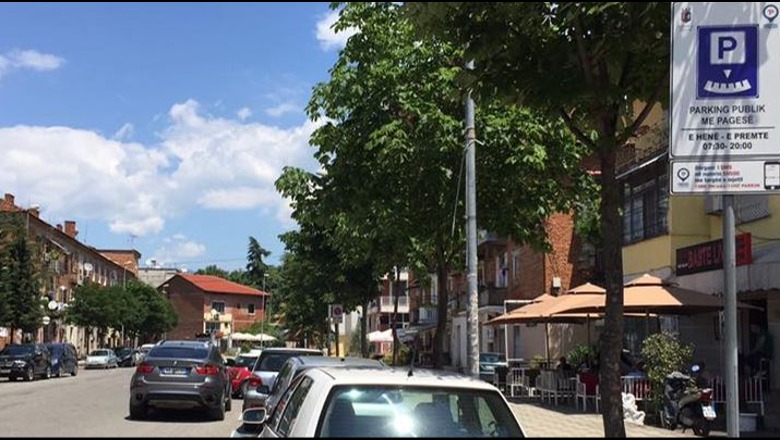 Paralajmërimi: Çdo mjet i parkuar gabim në Tiranë do të hiqet me karoatrec dhe do të bllokohet