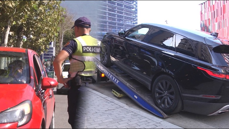 Report Tv ndjek aksionin e policisë për parkimet e gabuara, efektivi: Kur makina bllokon rrugën, merret me karrotrec