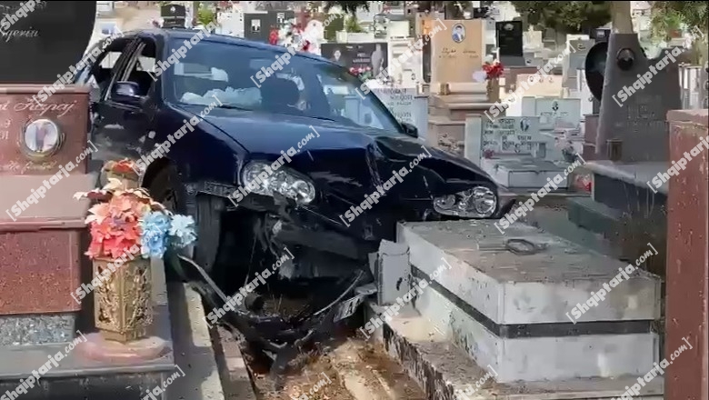 VIDEO/ Aksident i pazakontë në Fier, makina merr para varrezat e qytetit! Shoqërohet shoferi