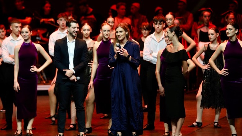 Mbrëmje gala në Teatrin e Operas dhe Baletit nga 200 të rinj të talentuar, Muzhaqi: Përfituan nga kurset falas! Mirënjohje Adela dhe Anxhelo Muçollarit për mbështetjen