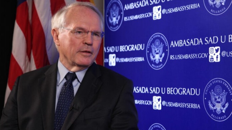 Ambasadori amerikan në Serbi, Hill: Tërheqja e ushtrisë dhe arrestimi i Radoiçiçit janë hapa të mirë