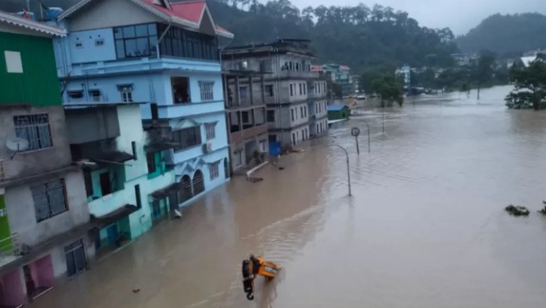 Përmbytje në Indi, rrugët kthehen në lumenj dhe shkatërrojnë bazën ushtarake, zhduken 23 ushtarë