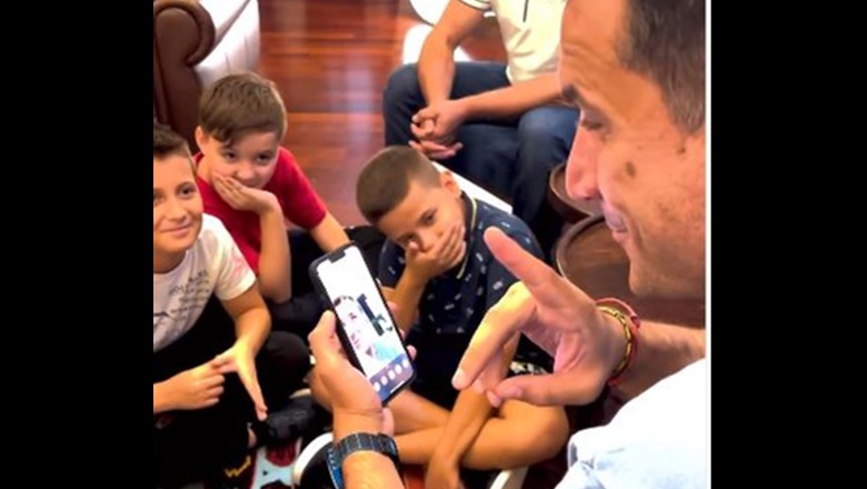VIDEO / Veliaj telefonon live Luiz Ejllin, këngëtari u premton nxënësve se do t’u shkojë te shkolla e re