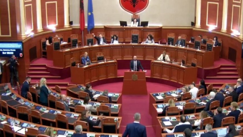 Pr/ligji në kuvend/ 'Bonusi i bebes' vetëm për prindërit në Shqipëri, opozita kundër