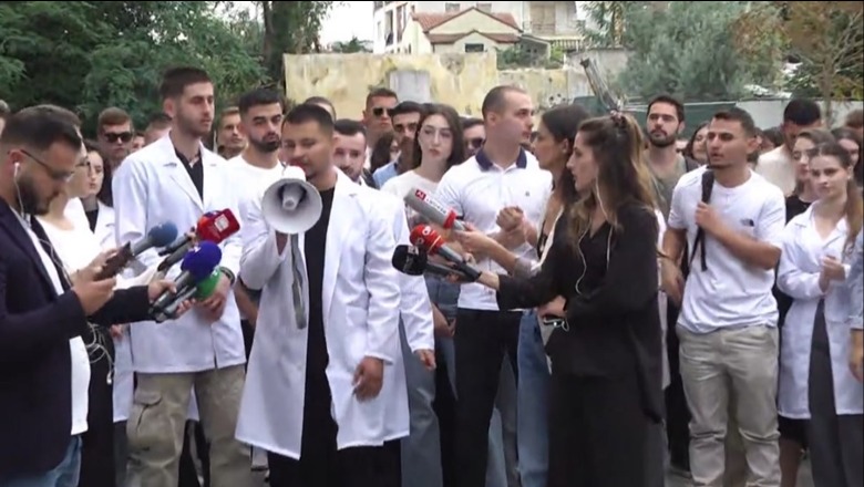 Studentët e mjekësisë letër rektorit të Universitetit: Asnjë kontratë pa vendosur Kushtetuesja, pedagogët të ndalin presionin