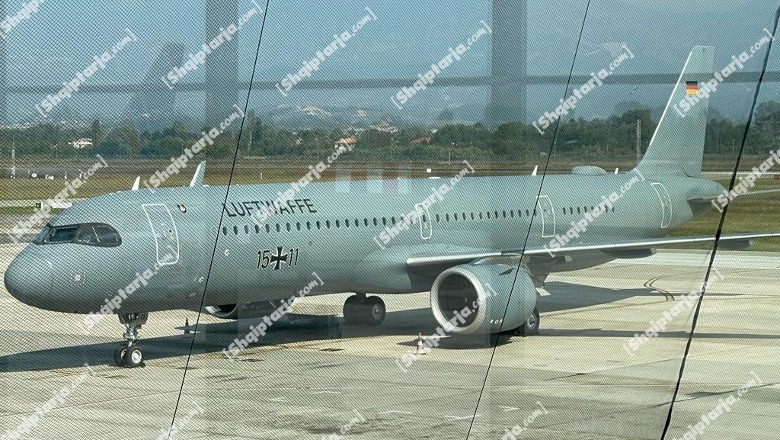 FOTOLAJM/ Avioni gjigant me të cilin zbriti për herë të parë në Tiranë ministrja e Jashtme Gjermane