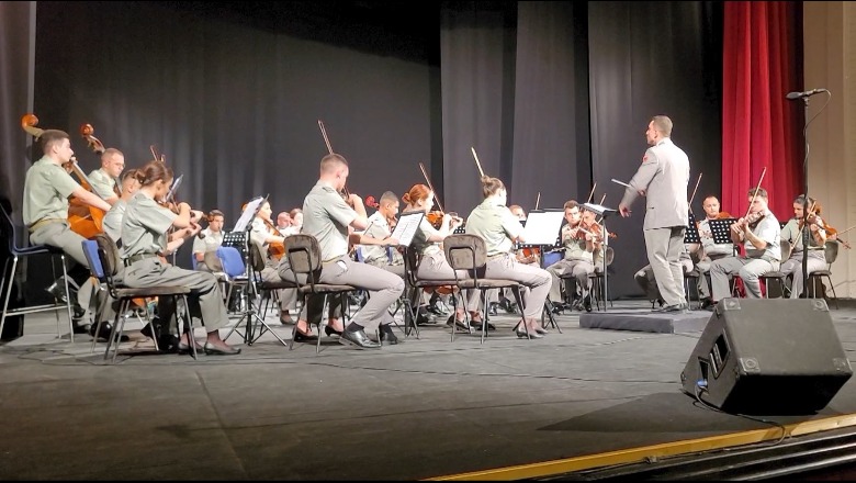 Koncert klasik në Durrës, luhen simfonitë botërore Mozart dhe Bet’hoven, interpreton orkestra e Forcave të Armatosura