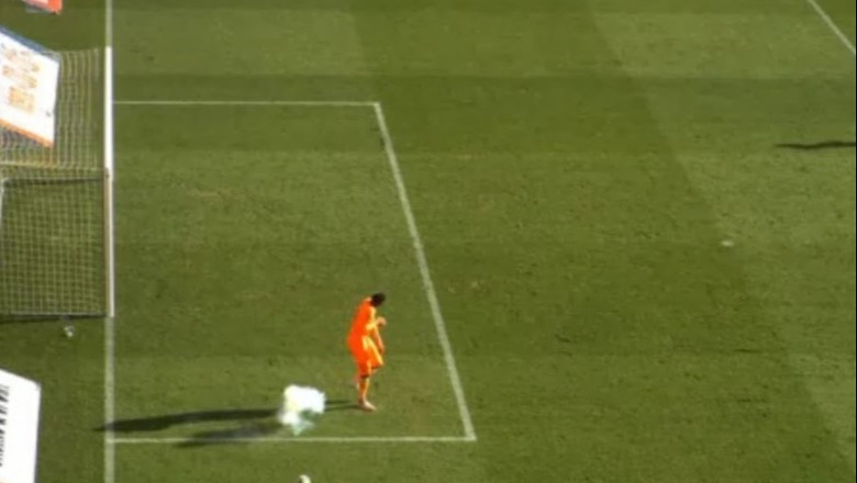 VIDEO/ Tifozët sulmojnë portierin mik në Ligue 1, gardiani bie pa ndjenja në fushë dhe largohet me barelë! Ndërpritet ndeshja në Francë