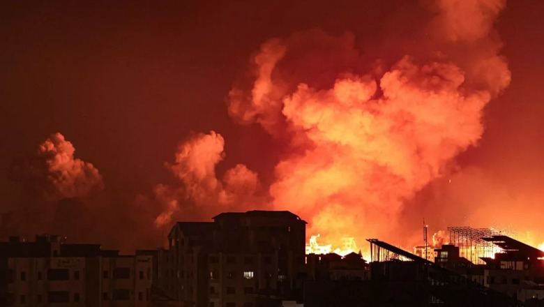 Lufta/  Mbi 900 të vrarë në Izrael, 687 në Rripin e Gazës! Hamasi kërcënon me ekzekutimin e pengjeve ndërsa Netanyahu sulmon me raketa