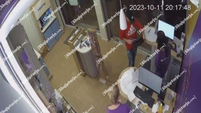 Tiranë/ Mbrëmë grabiti një dyqan, sot tentoi në një tjetër, punonjësja përzë hajdutin me 'pistoletë' në dorë! Report Tv siguron videon
