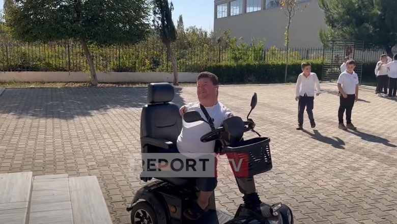 Aleksandri nga Lezha bëhet me karrocë pas apelit në Report Tv! Shqiptari nga Londra i realizon dëshirën për të shkuar në shkollë