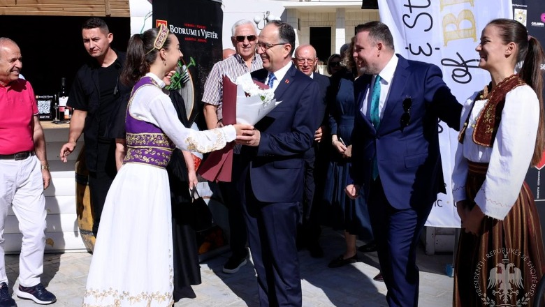 Presidenti Begaj merr pjesë në ‘Panairin e Verës’ në Berat