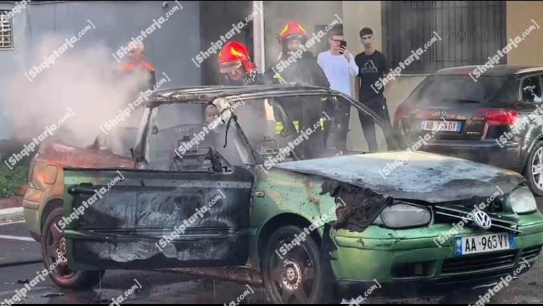 VIDEO/ Përfshihet nga flakët makina në Lezhë, shkrumbohet totalisht 