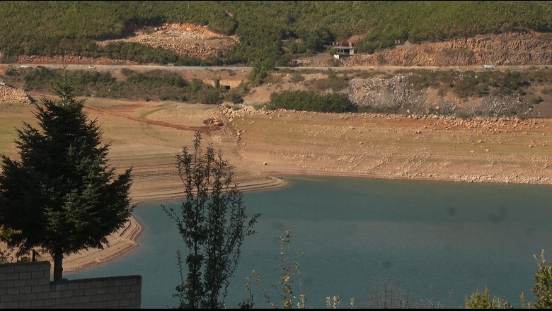 Thahet liqeni i Fierzës, dalin në sipërfaqe shkëmbinjtë! Hidrocentrali me një turbinë, KESH importon energji