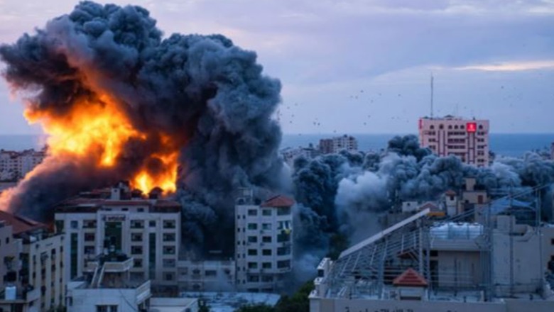 Izraeli bombardon një shkollë të drejtuar nga OKB në Rripin e Gazës, 6 të vdekur dhe dhjetëra të plagosur
