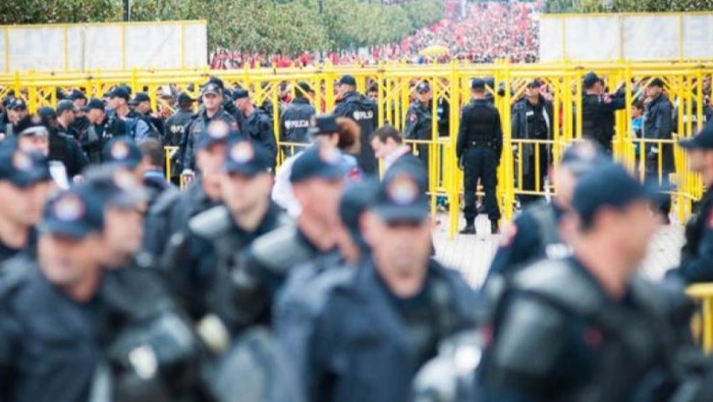 Policia masa të forta për derbin Partizani - Tirana, tifozët shoqërohen nga blutë! Rrugët që bllokohen, sportdashësit ID me vete