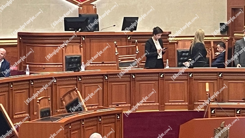Deputetët e opozitës zënë karriget e ministrave në Kuvend, nuk lejojnë të nisë seanca plenare