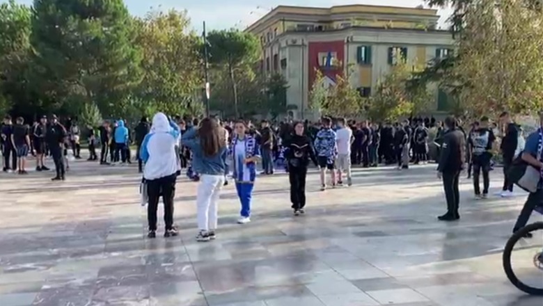 VIDEO/ Të shumtë në numër, tifozët e Tiranës nisin marshimin drejt stadiumit