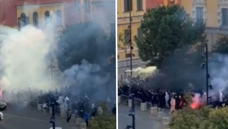 Flakadanë dhe brohorima nga tifozët e Tiranës, ndizet atmosfera në sheshin 'Skënderbej' në prag të derbit (VIDEO)