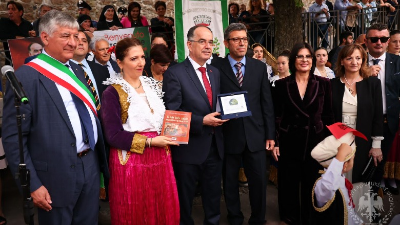 Begaj vijon vizitën në Kalabri, takim me arbëreshët! Presidenti: Do keni mbështetjen e Shqipërisë për ruajtjen e traditave