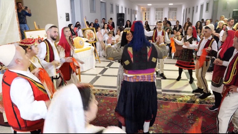 ‘Dasma shkodrane’, të rinjtë ruajnë vlerat e traditës! ‘Ardhshi t’bardh n’ahengun tonë’, koncert në bashki
