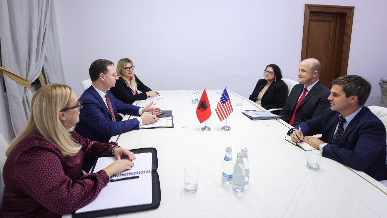 Mete takim me të Ngarkuarin me Punë të SHBA në Tiranë, thellim të bashkëpunimit ekonomik dhe  rritje të investimeve amerikane