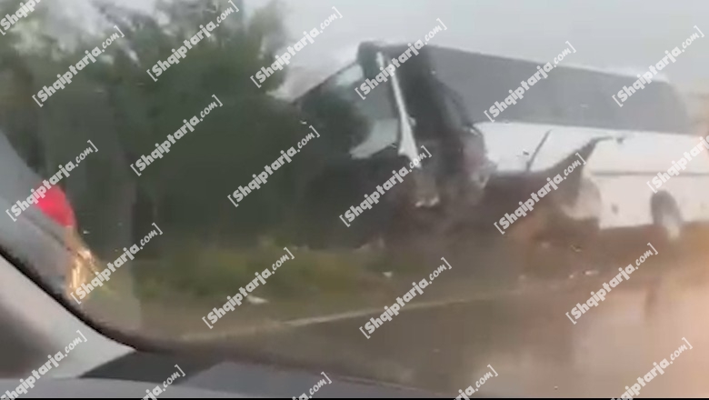Aksident në aksin Gostimë-Cërrik, autobusi me pasagjerë përplaset me një makinë! 6 të plagosur (VIDEO)