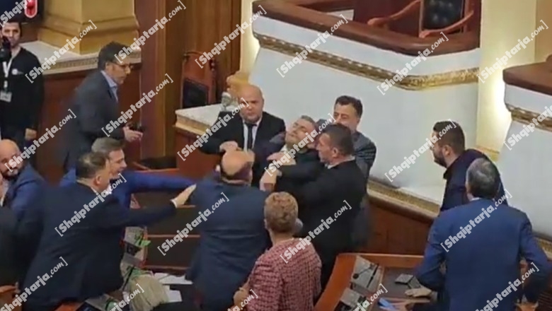 Përplasjet fizike dhe dhunë në Kuvend, mbyllet seanca parlamentare