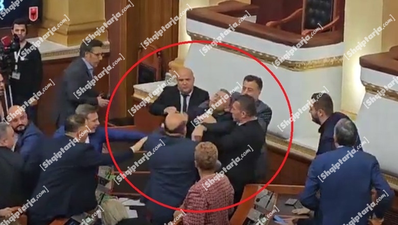 VIDEO/ Degjeneron seanca, deputeti i Rithemelimit Nallbati grusht kolegut socialist, Vullnet Sinaj! Përjashtohet! Deputetët e Berishës krijojnë kaos, 'pushtojnë foltoren'