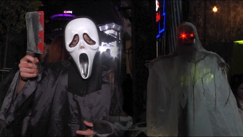 Festohet Halloween në Tiranë, ‘maskohet’ kryeqyteti! Të rinjtë mbushin lokalet