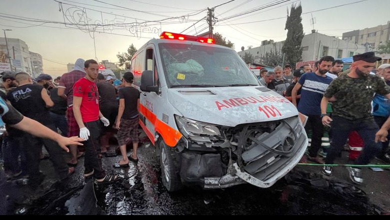 Lufta/ Sulmohet ambulanca jashtë spitalit të Gazës, ka viktima! Izraeli merr përgjegjësinë: Po përdorej nga militantë të Hamasit