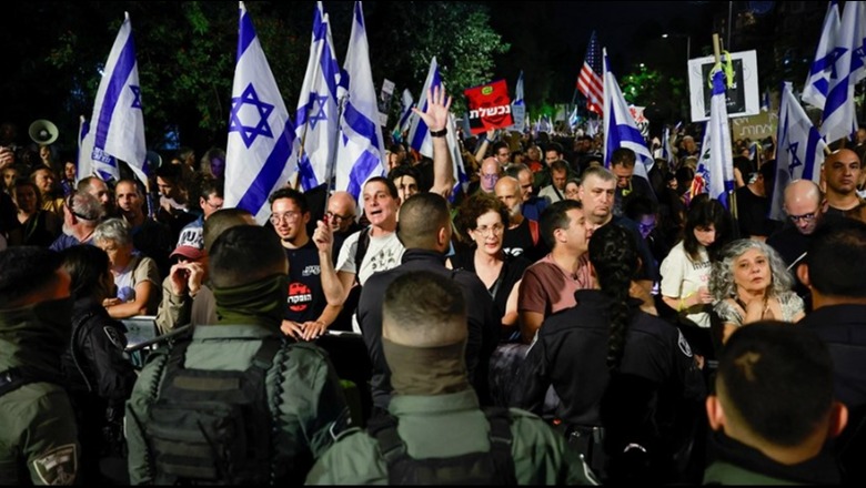 Me flamuj në duar, izraelitët protestojnë përpara rezidencës së Netanyahut, ndërhyn policia
