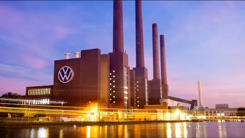 Volkswagen pezullon punësimin