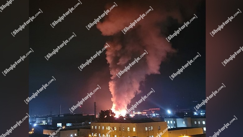 VIDEO/ Vijon zjarri në fabrikën 'Kurum' në Elbasan, Report Tv sjell pamjet! Drejtuesi teknik i sigurisë: Shkëndija e një baterie shkaktoi flakët! Tymi mbulon qytetin