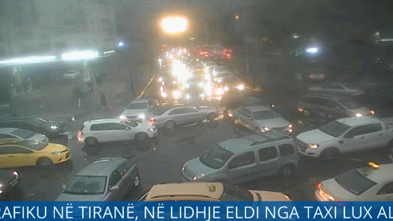 VIDEO/ Reshje të dendura shiu, ‘paralizohet’ Tirana! Trafik i rënduar në të gjitha rrugët