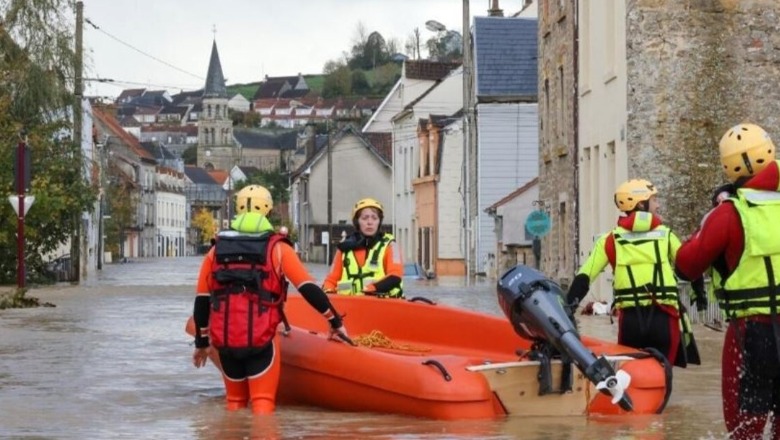 VIDEO/ Franca në alarm për shkak të përmbytjeve, mbyllen shkollat