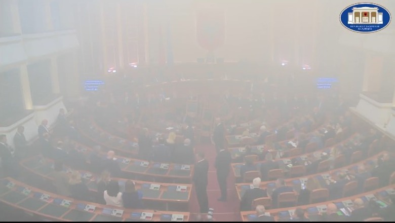 Rithemelimi përsërit kaosin në Kuvend! Ndezin tymuese, karriget pirg në foltore! PS mes tymit rrëzon me votë 6 pr/ligjet e opozitës (VIDEO)