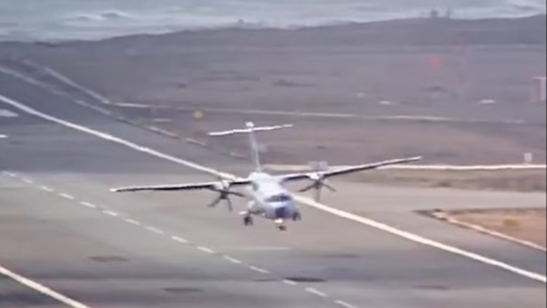 VIDEO/ Momenti i tmerrshëm i avionit teksa ulet në pistë dhe pëson lëvizje të pakontrolluar
